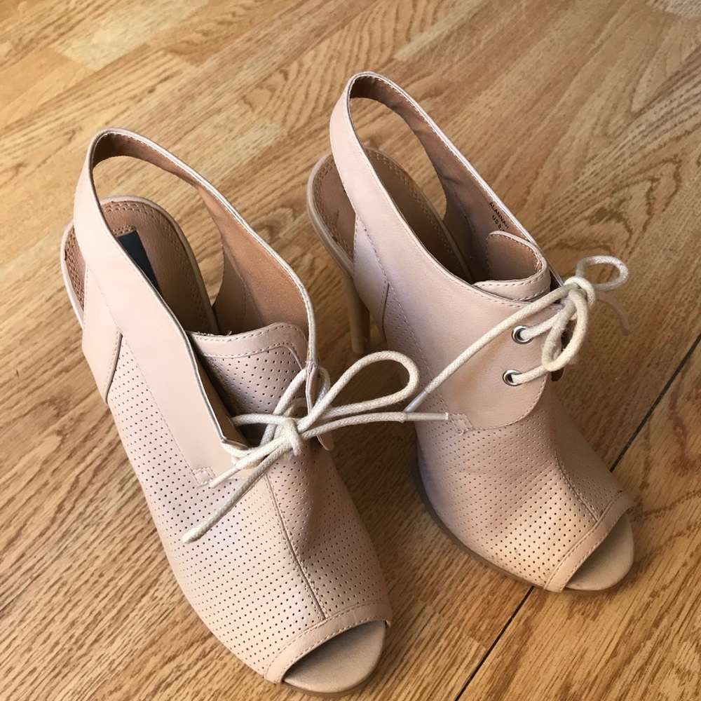 Sophia and Lee Nude High heels with laces
